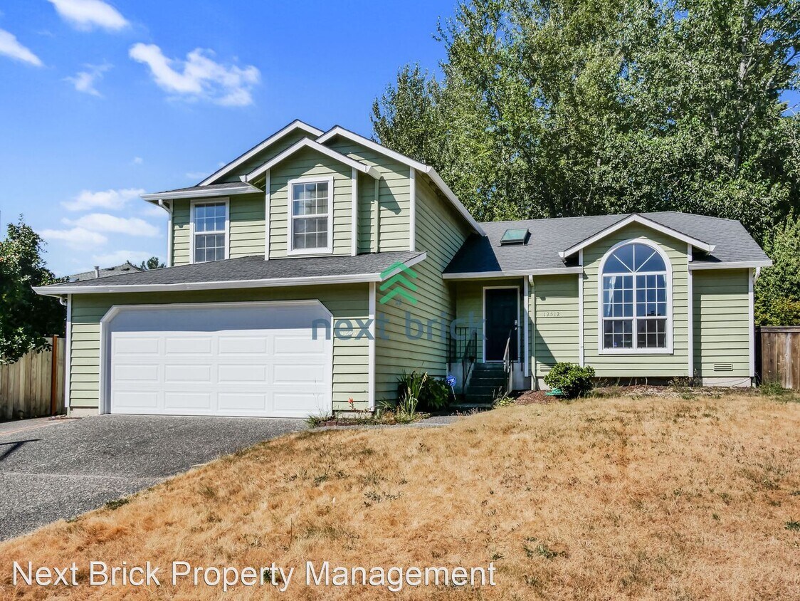4 br, 2.5 bath House 12512 SE 223rd Dr House Rental in Kent, WA