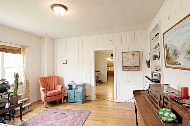 Foto del edificio - Pet-Friendly Woolen Mills Home Near Local Favorites