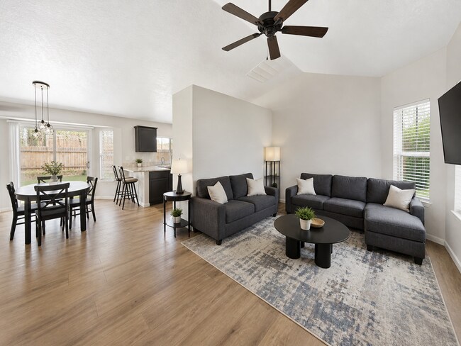 Foto del edificio - Spacious Home with 3-Car Garage, Two Living Areas & Covered Patio