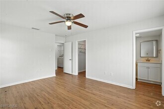 Building Photo - 4712 SE 5th Pl