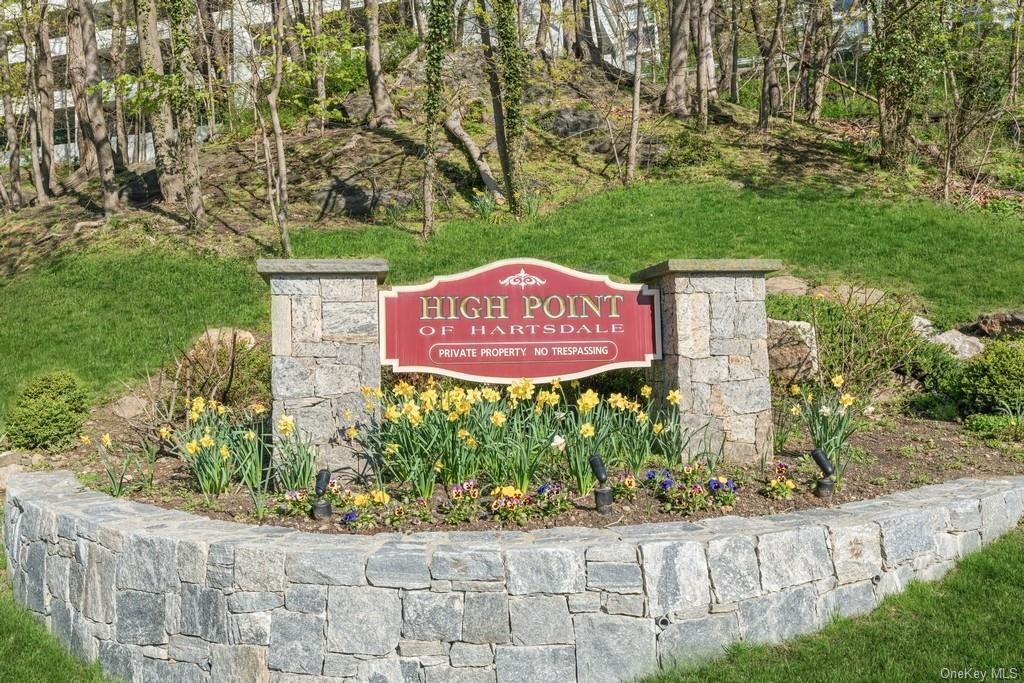 Primary Photo - 200 High Point Dr