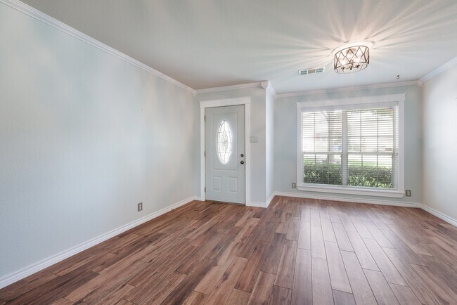 Foto del edificio - Modern Elegance: 3-Bedroom Townhome with Wood Flooring, Shaded Deck, and Inclusive Amenities