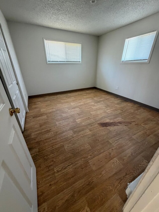 Building Photo - 1 Bedroom, 1 Bathroom - Triplex - South Suburbs