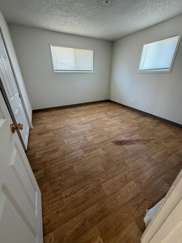 Foto del edificio - 1 Bedroom, 1 Bathroom - Triplex - South Suburbs