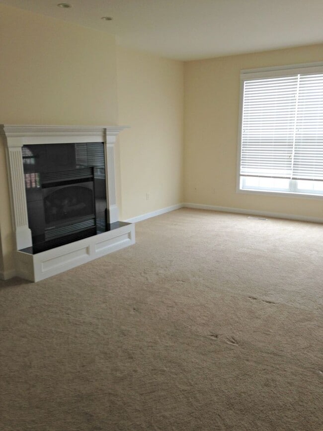 Building Photo - Updated 3 bed 2.5 luxury townhome in Mars PA!