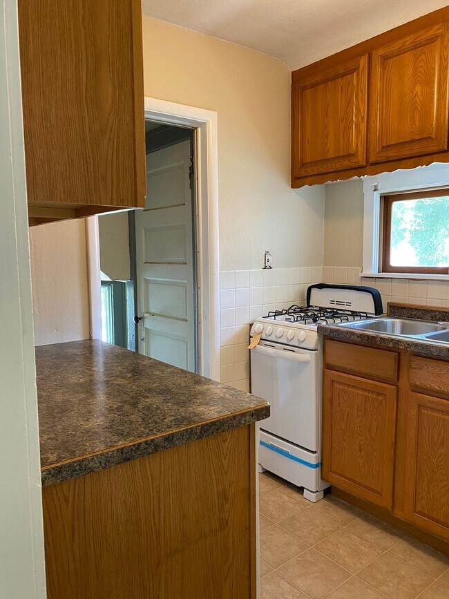 Foto del edificio - Charming 2 Bedroom Upper-Level Duplex on B...