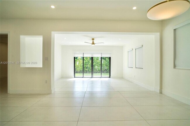 Foto del edificio - 8811 Carlyle Ave