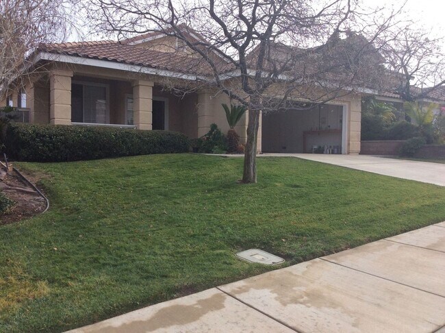 Foto del edificio - 3 Bedroom 2 bathroom Home in Corona