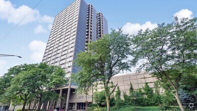 Building Photo - 5320 N Sheridan Rd