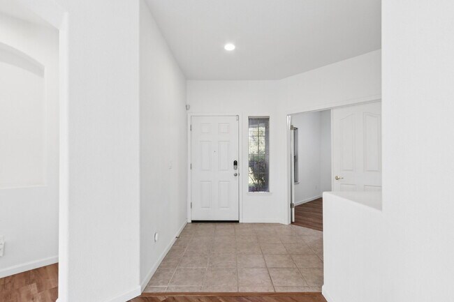 Foto del edificio - Single-Story 3-Bedroom with 3-Car Garage in Mace Ranch