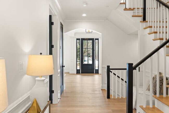 Foto del edificio - 8309 Loring Dr
