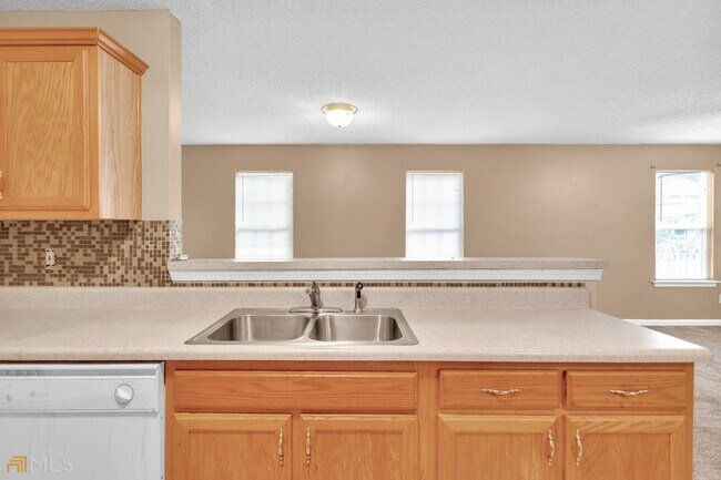 Building Photo - Charming 3 bedroom 2 bath Ranch style home...