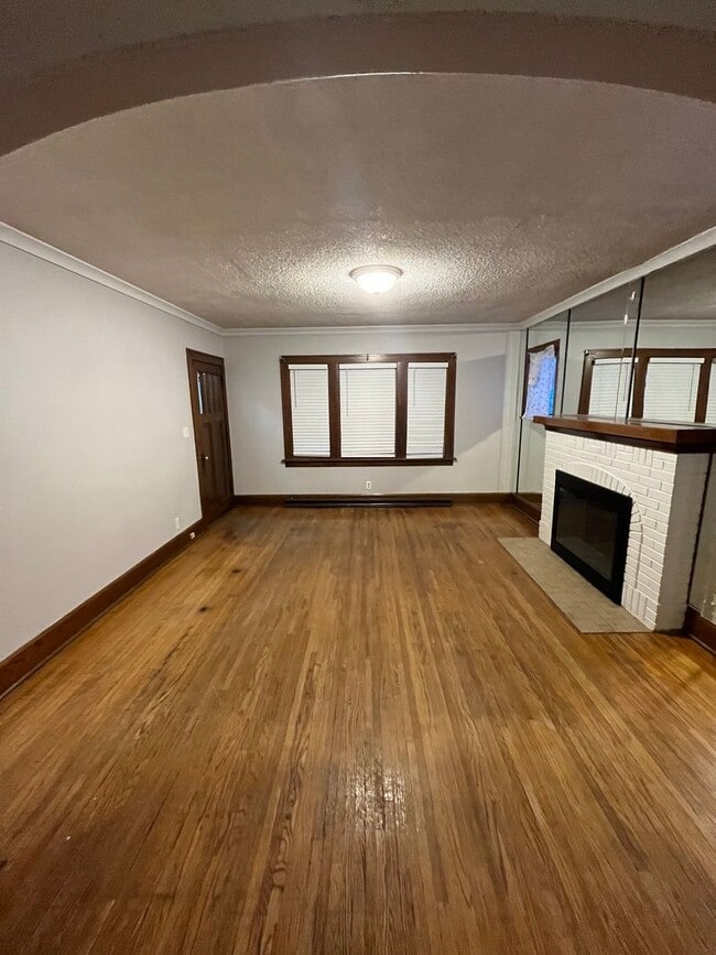 Building Photo - 3 bedroom home available in Rockford