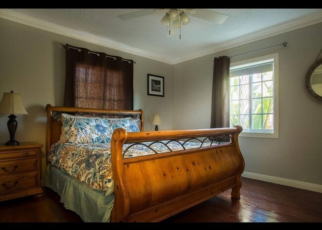 Building Photo - Amazing 3 Bedroom 1 Bathroom House High off street with Incredible views.