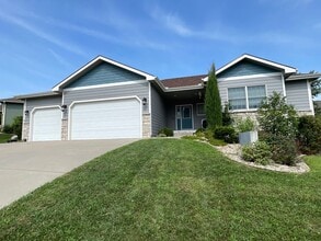 Building Photo - 825 Locharno Dr