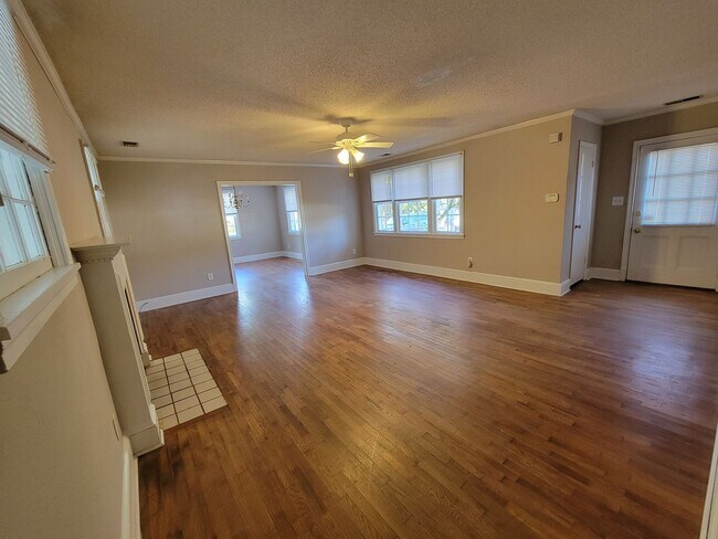 Foto del edificio - 2 Bedroom House off of Ogelthorpe Avenue