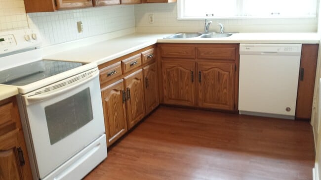 Building Photo - Very nice 3 bedroom house available for re...