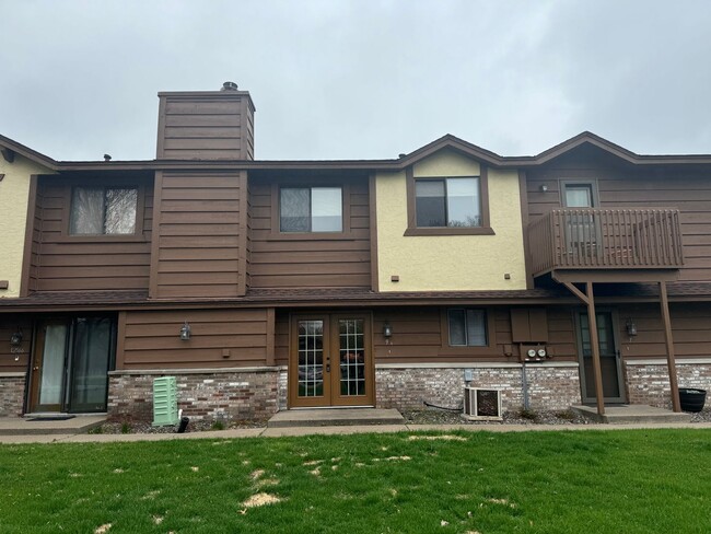 Building Photo - Fantastic Coon Rapids Townhouse!
