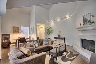 Building Photo - 9809 Richmond Ave.