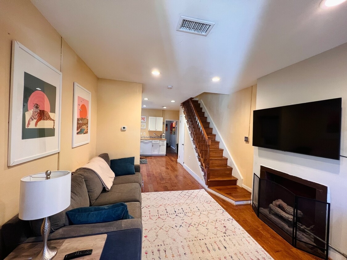 Entry - 3415 Hickory Ave