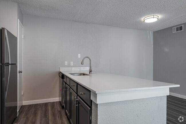 1BR, 1BA - 700SF - Rochelle Plaza