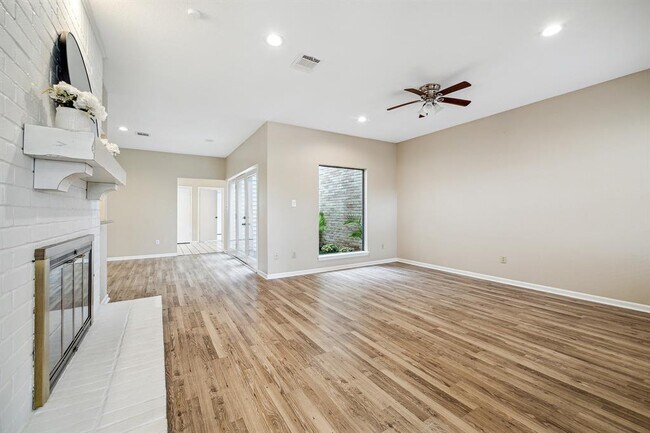 Foto del edificio - 2472 Country Club Dr