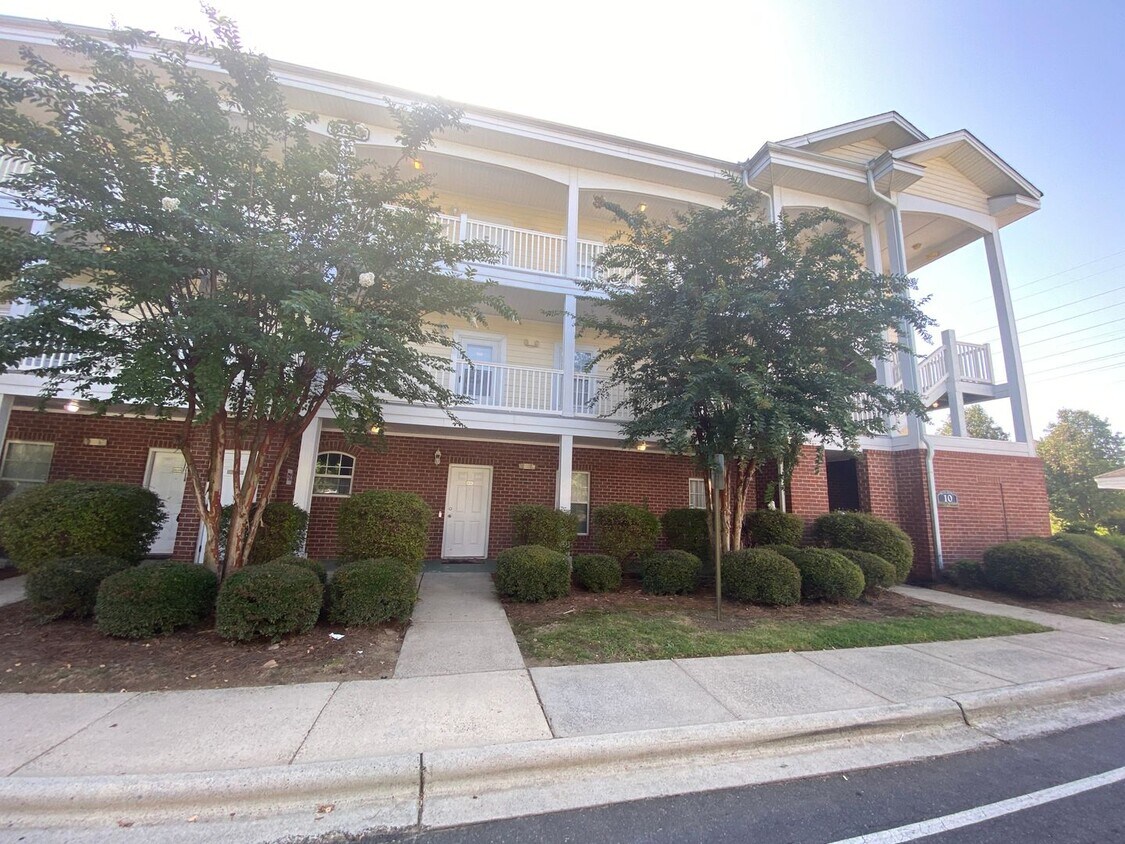 Foto principal - Pristine move in ready Condo located in He...