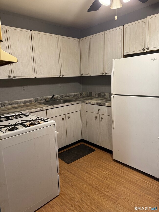 Foto del edificio - 235 Henry Ave