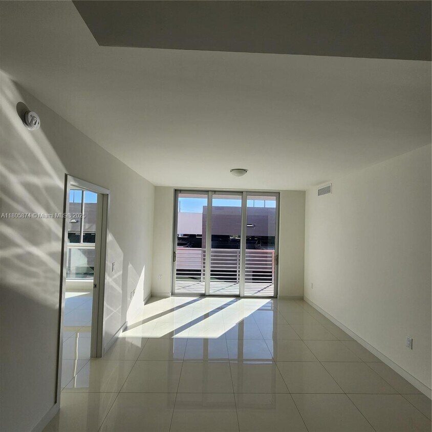 Foto principal - 7661 NW 107th Ave