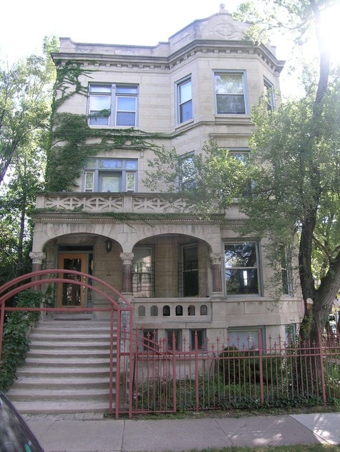 Building Photo - 1233 N Hoyne Ave
