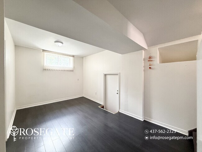 Photo du bâtiment - All-Inclusive 2-Bedroom Corner Basement Apartment – Pet Friendly – Scarborough