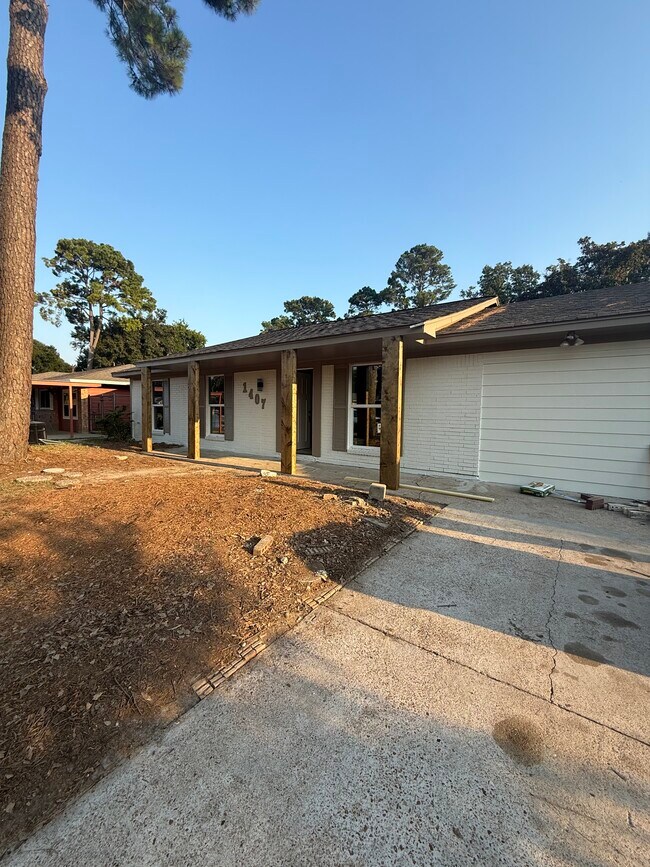 Photo - 1407 W Donovan St House