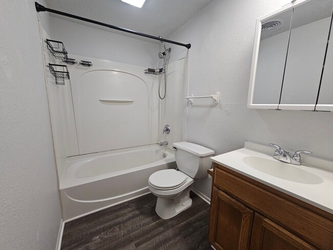 Building Photo - 3 Bedroom 1 Bathroom Home with attached ga...