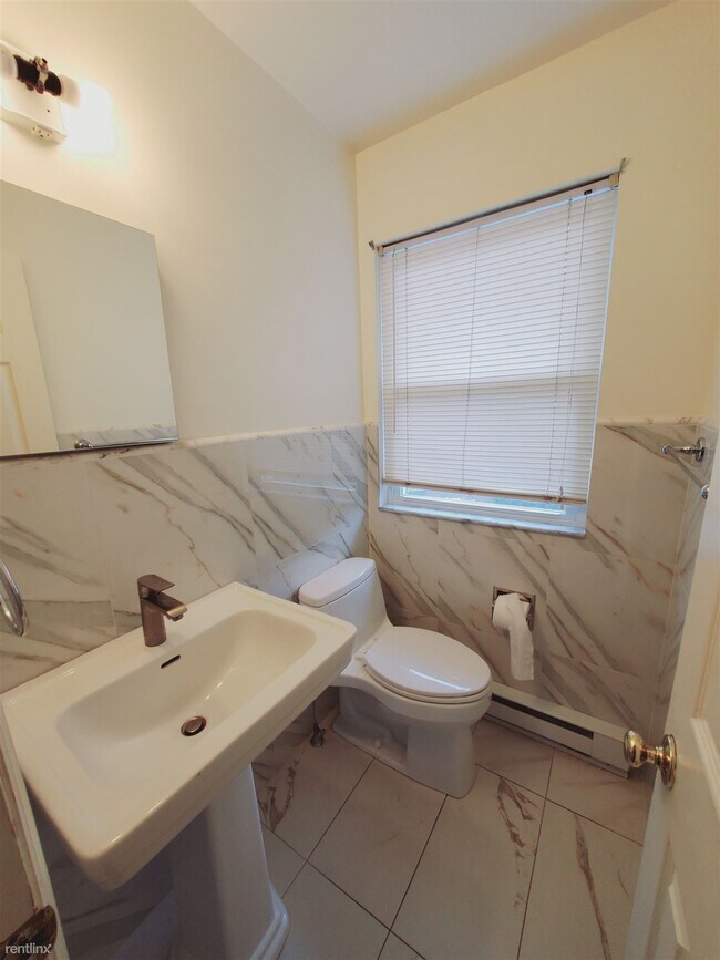 Building Photo - 2 br, 1.5 bath Townhome - 40 Windsor Rd Apt E