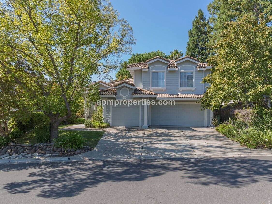 Primary Photo - Elegant 4 Bedroom, 3 bath, 3-Car Garage in...