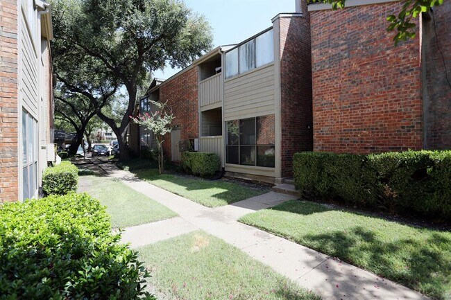Foto del edificio - 9254 Forest Ln