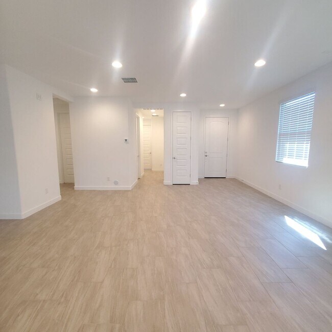 Building Photo - 3084 E 27th Ave