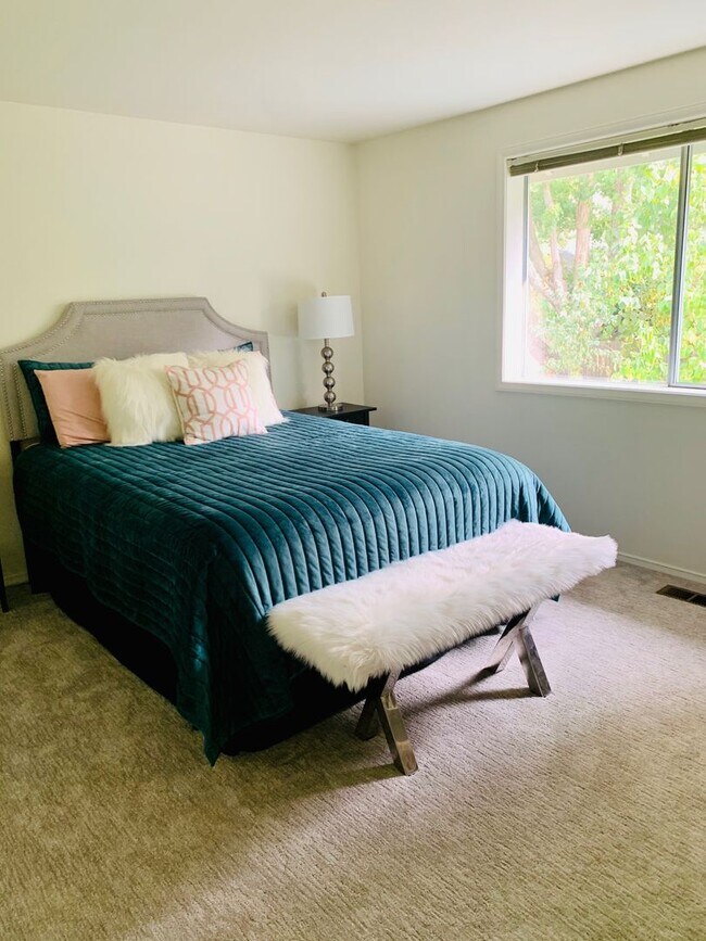 Foto del edificio - 4-Bedroom Single-Family Home on Quiet Cul-de-Sac