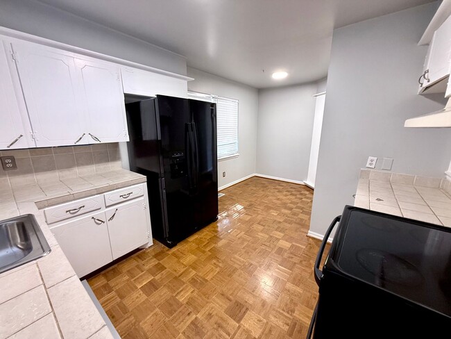 Building Photo - Charming 3 BD 1.5 BA w/ Bonus Room in the ...