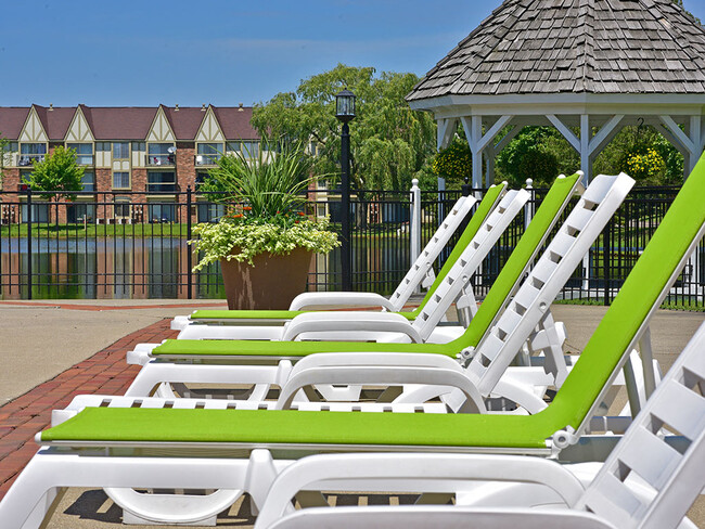 Poolside Lounge Chairs - Stone Ridge Apartments