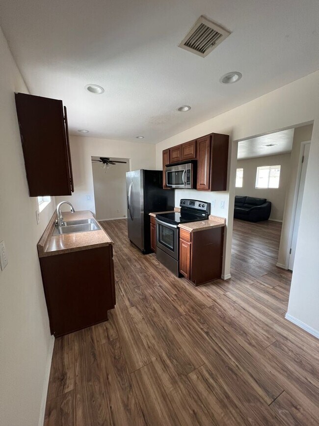 Building Photo - Charming 4 bedroom, 2 bathroom home in Pre...