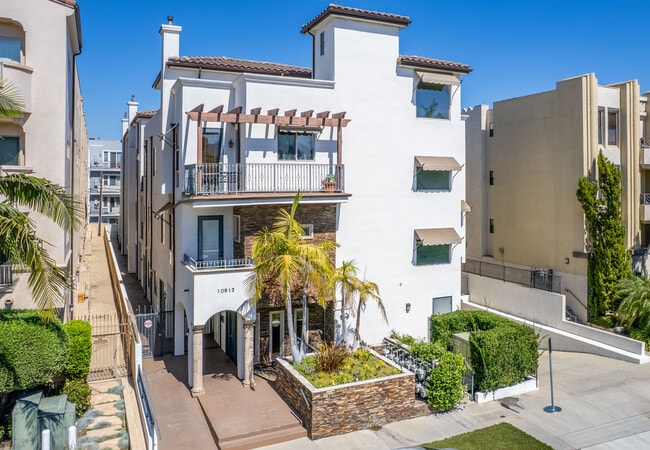 Un total de 15 unidades, todas de propiedad individual. - 10913 Whipple St