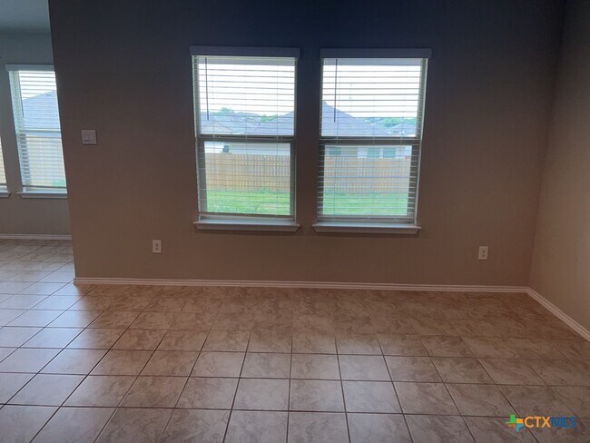 Foto del edificio - 5110 Natalia Rd