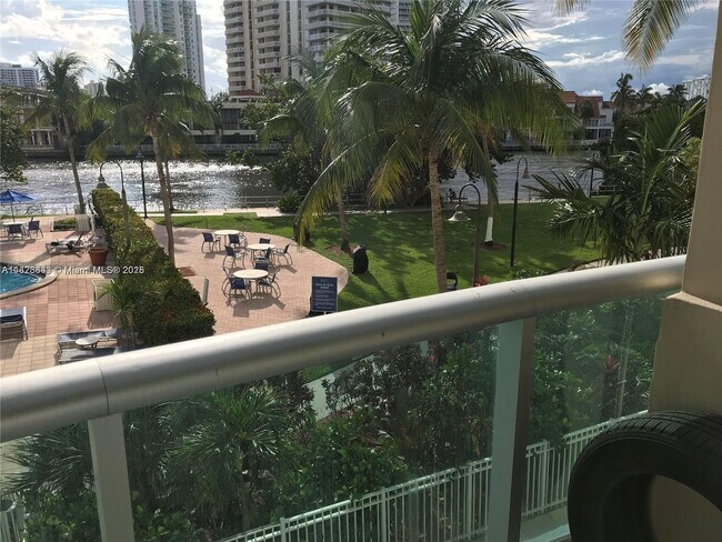 Foto del edificio - 19390 Collins Ave