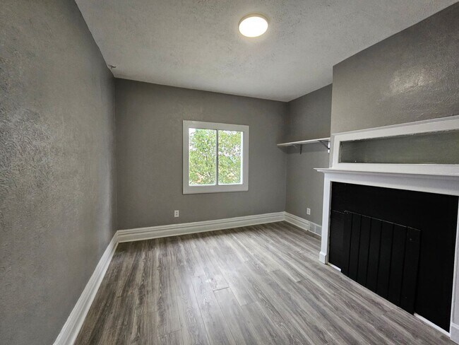Building Photo - Fully updated 3 Bedroom 1 Bath Apartment f...