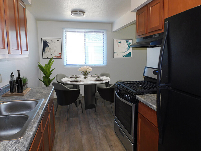 Cocina y comedor con luz natural - West Broadway Apartments