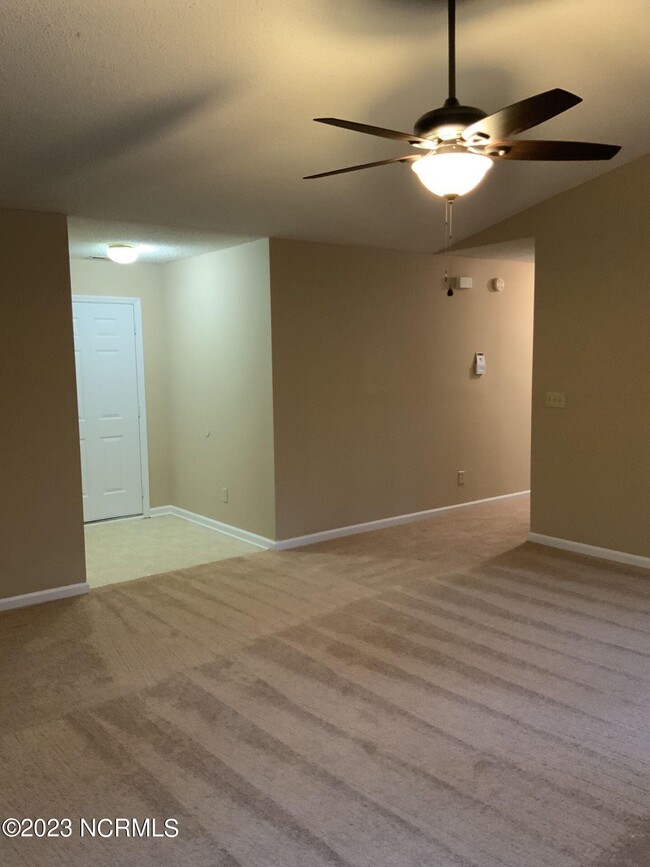 Building Photo - 305 Eider Loop
