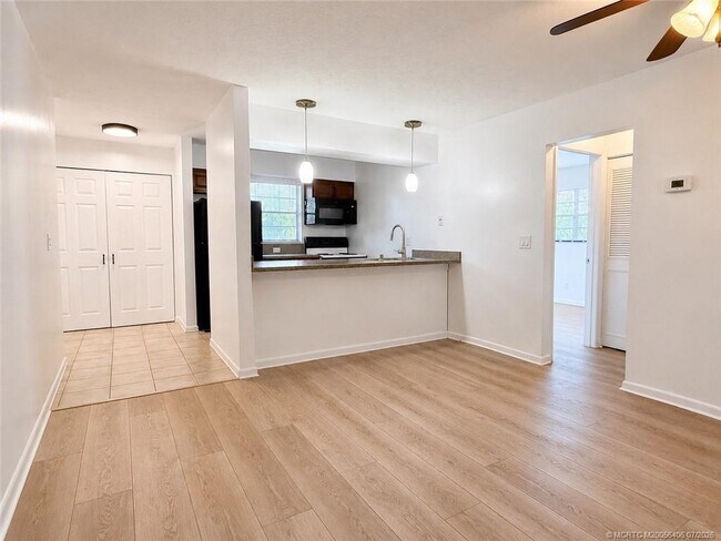 Foto del edificio - 615 NW Oleander St