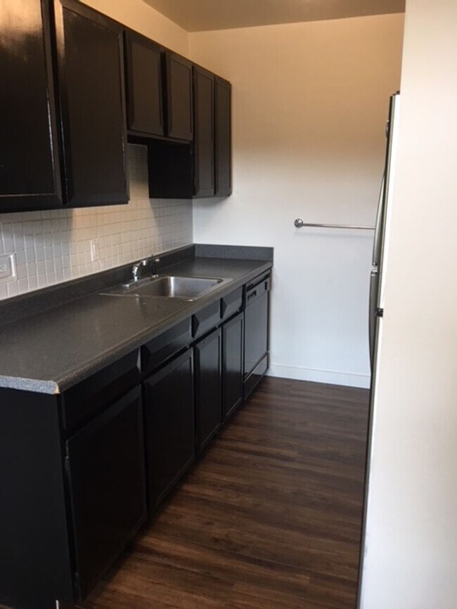 Building Photo - AMAZING LOCATION NEAR CAMPUS 2 Bed 1 Bath Condo-AVAILABLE NOW!