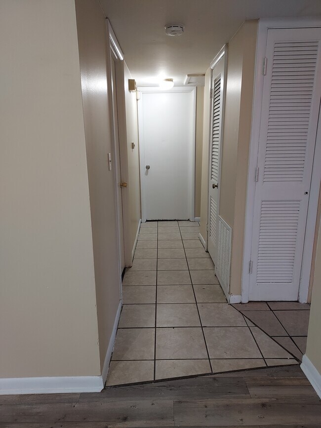 Pasillo que da a los dormitorios y al baño. - 5500 Ripple Ln